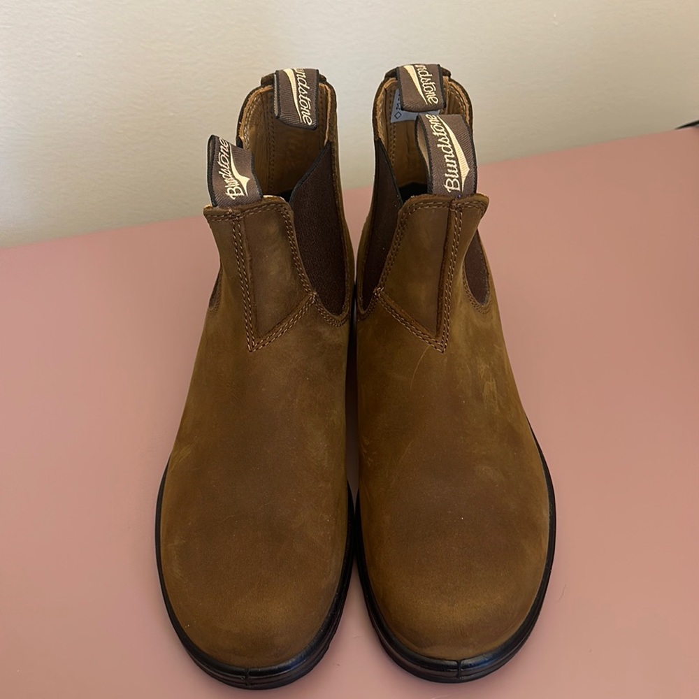 NEW- blundstone womens 9- crazy horse